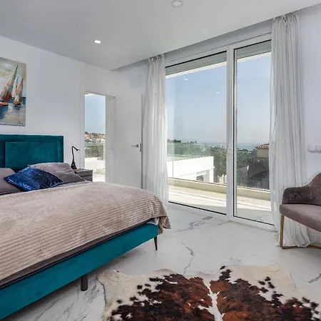 Luxurious Moga Overlooking The Sea And Gibraltar Villa